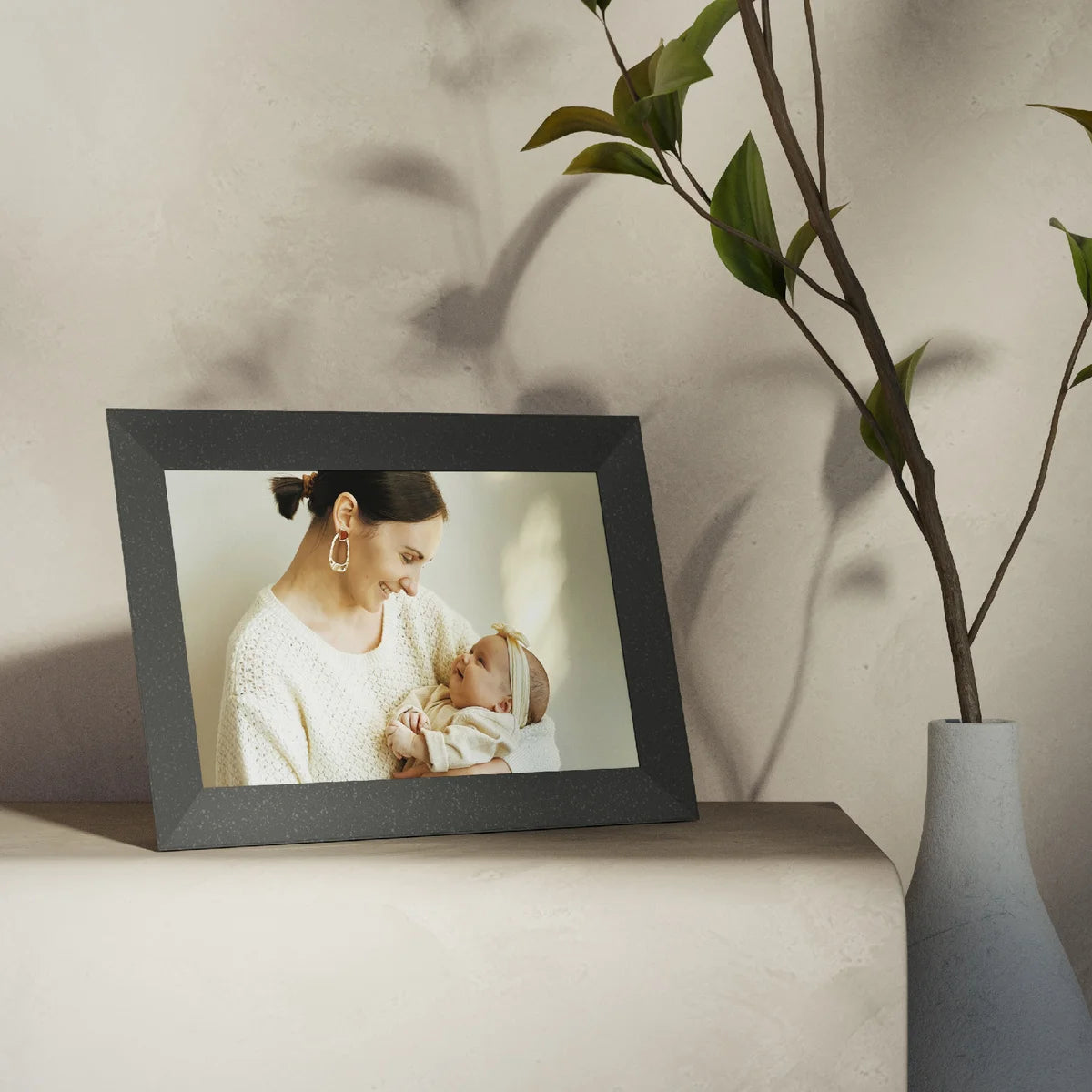 AURA-CADRE-PHOTO-NUMÉRIQUE-COLLECTION-PIERRE-STONE-DIGITAL-FRAME-COSTCO-4464230-GRIS-GREY-2464230-basalt-basalte