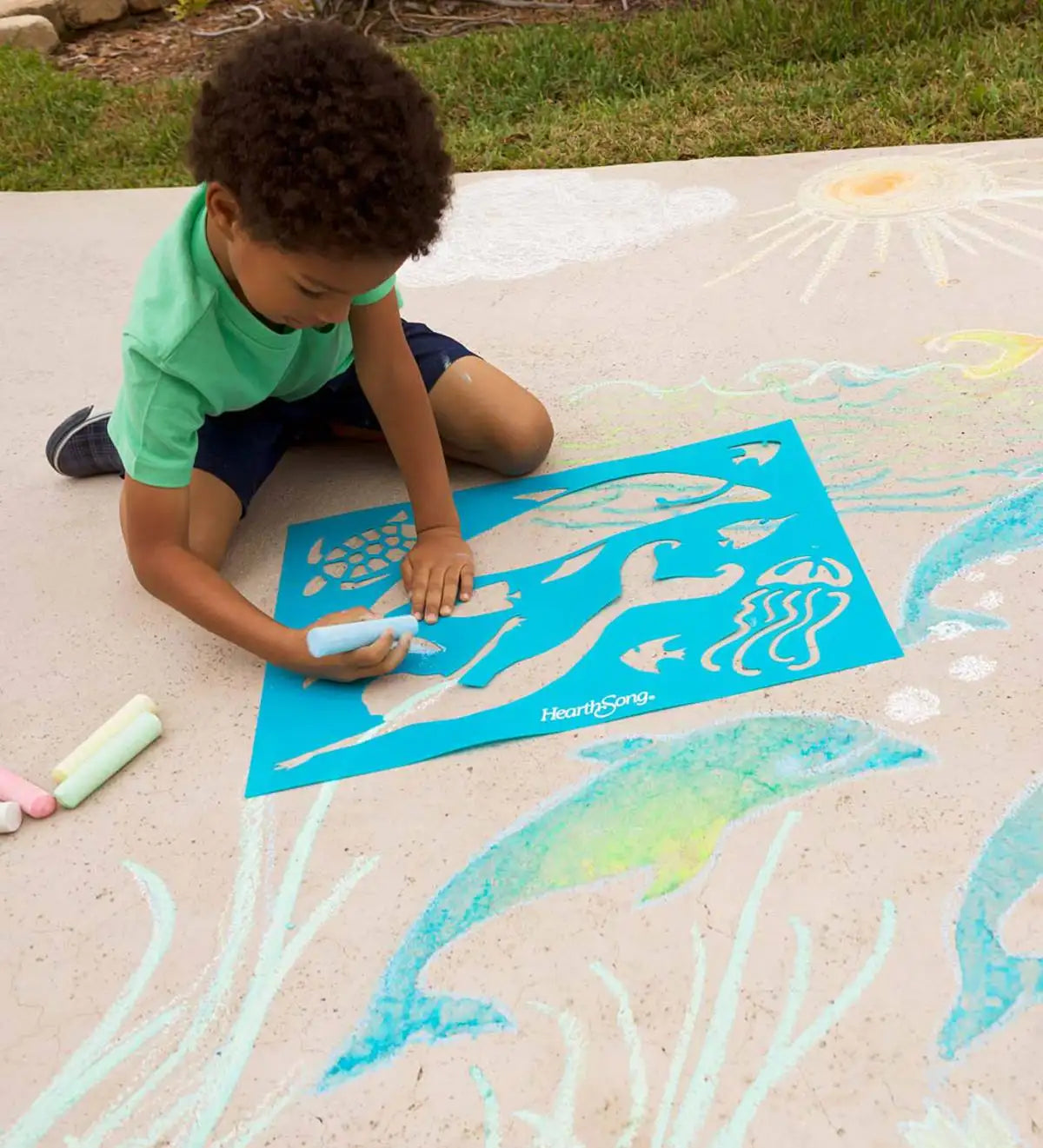 chalkscapes-by-hearthsong-ensemble-art-craie-pochoirs-trottoir-sous-la-mer-sidewalk-stencil-chalk-art-kit-under-sea-5