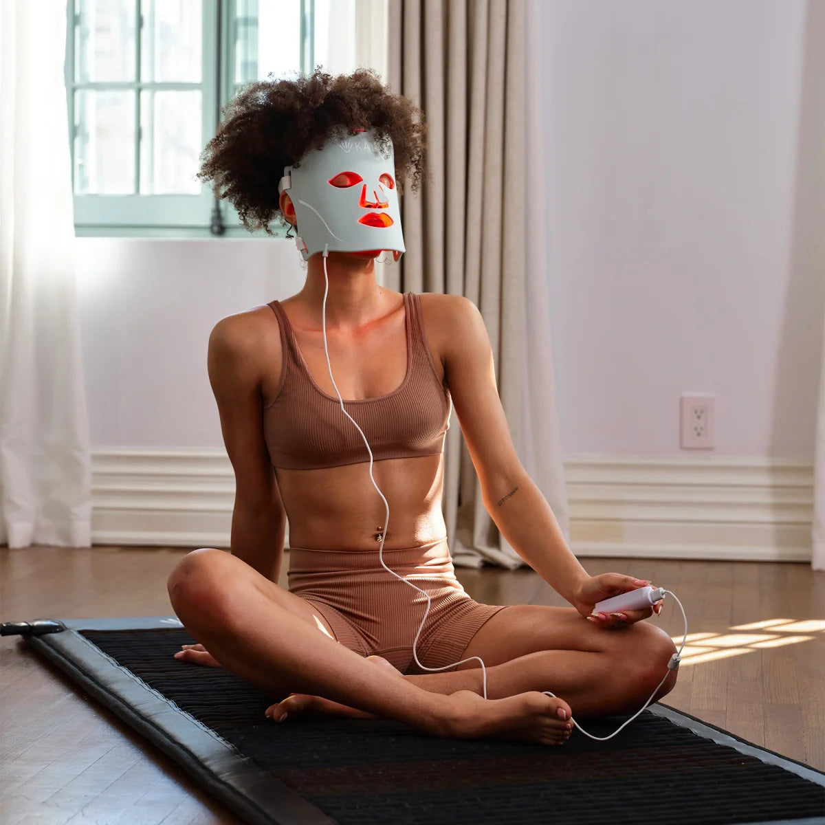 KALA - Masque à Lumière Rouge-red-liht-face-mask-costco-1829771-01-3