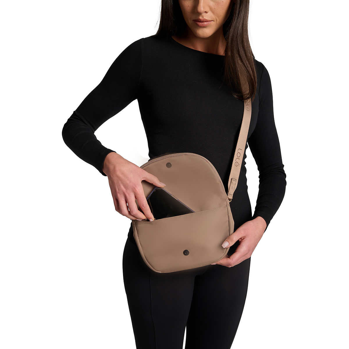 lolë-sac-bandoulière-crossbody-bag-9