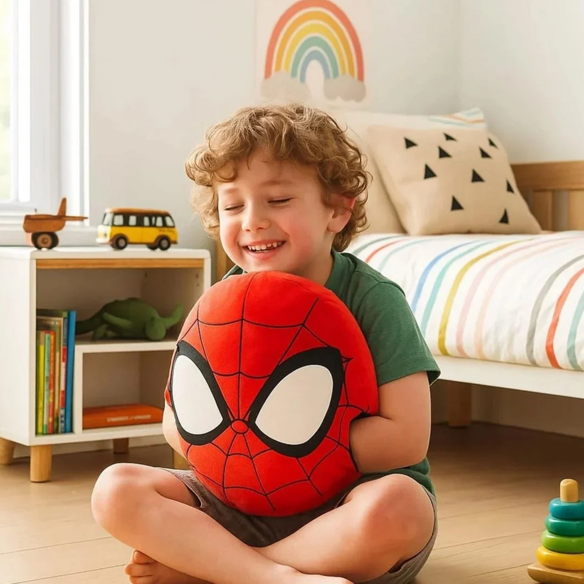 Disney Marvel Spider-Man – Peluche chauffe-mains rouge et bleue avec ouvertures latérales pour les mains | Disney Marvel Spider-Man – Red and blue hand-warming plush pillow with side openings for hands