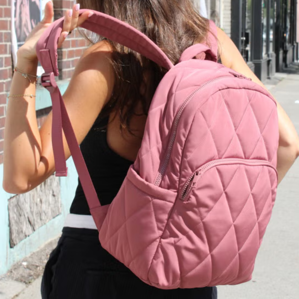 MYTAGALONGS - Sac à Dos Matelassé avec Passant pour Poignée de Valise - Quilted Backpack with Luggage Handle Sleeve