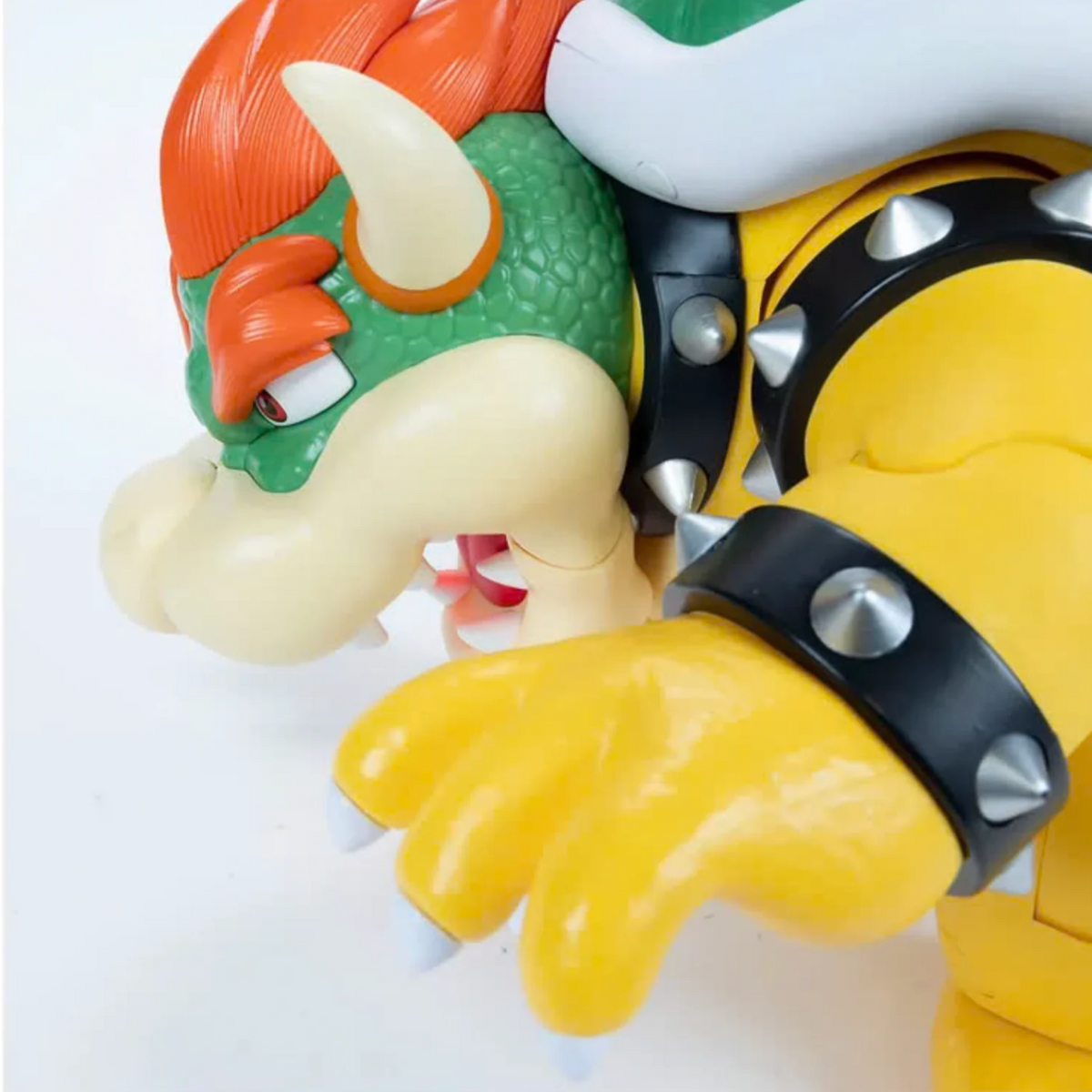 Figurine Nintendo Super Mario Bowser interactive 33 cm avec sons et lumières / Nintendo Super Mario Bowser 13-inch interactive figure with lights and sounds