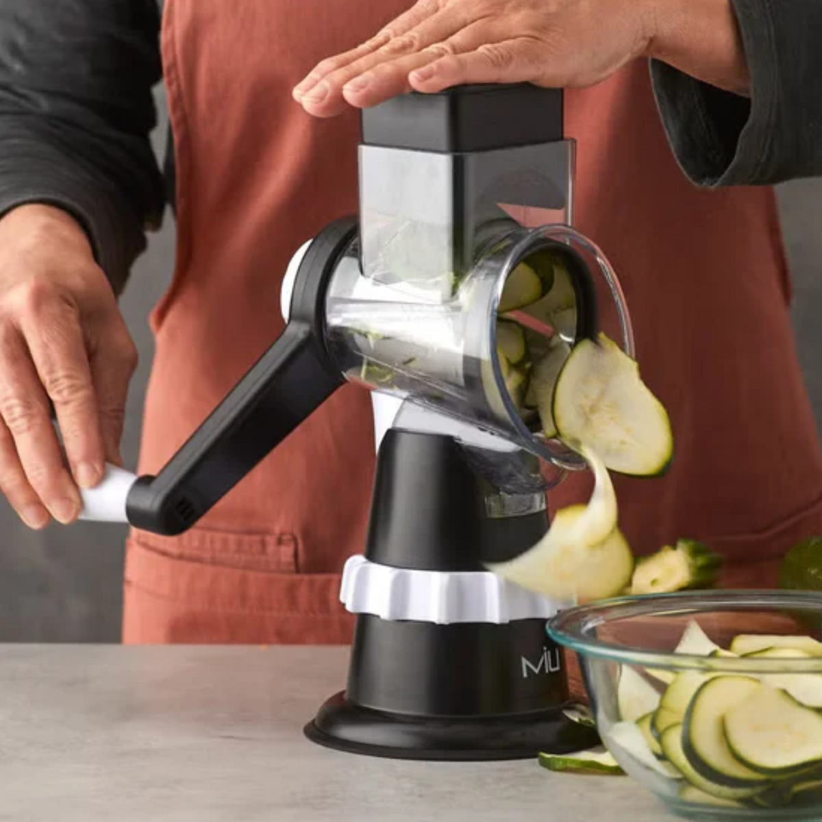 MIU – Râpe rotative avec 5 tambours interchangeables | Rotary food grater with 5 interchangeable drums