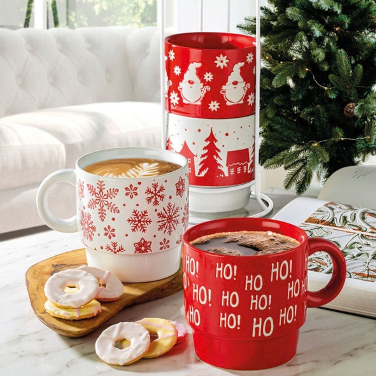 SIGNATURE HOUSEWARE - Ensemble de 4 Tasses avec Tour en Métal motif de gnome - SIGNATURE HOUSEWARE – 4-Piece Gnome-Pattern Mug Set with Metal Stand