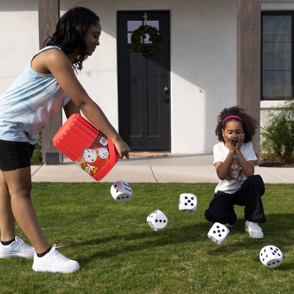 HASBRO – Jeu de dés Yahtzee géant avec dés en mousse et seau de rangement | HASBRO – Giant Yahtzee dice game with foam dice and storage bucket