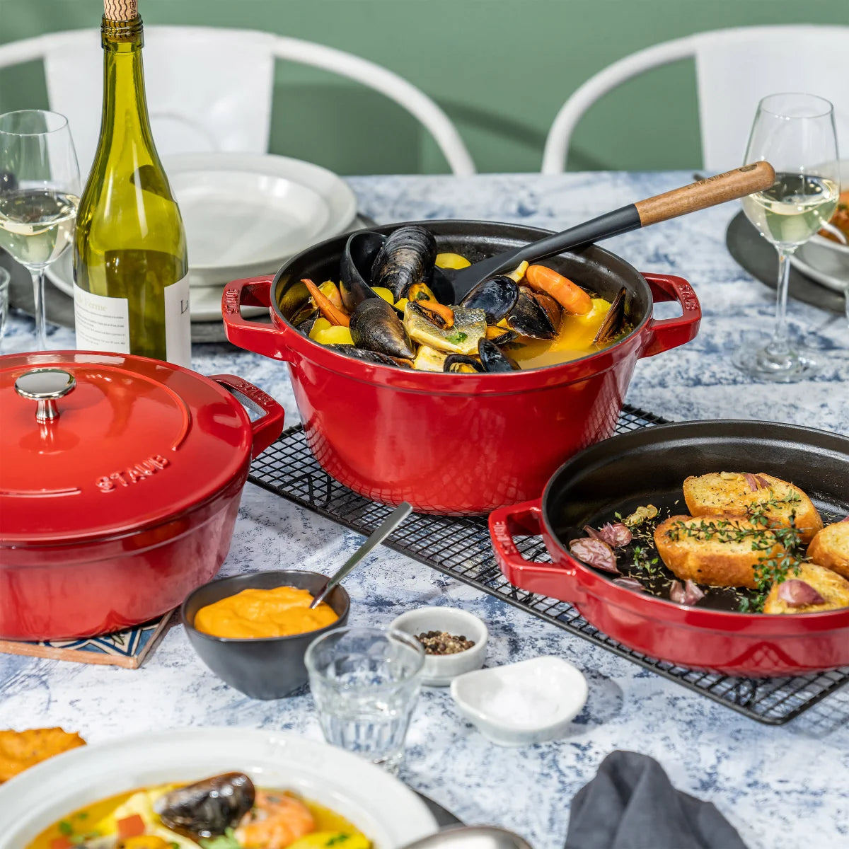 STAUB - Ensemble de Cocottes en Fonte Empilable, 4 Pièces *Boite Ouverte*-stackable-cast-iron-dutch-oven-set-piece-costco-1777875-cerise-cherry-rouge-red-4