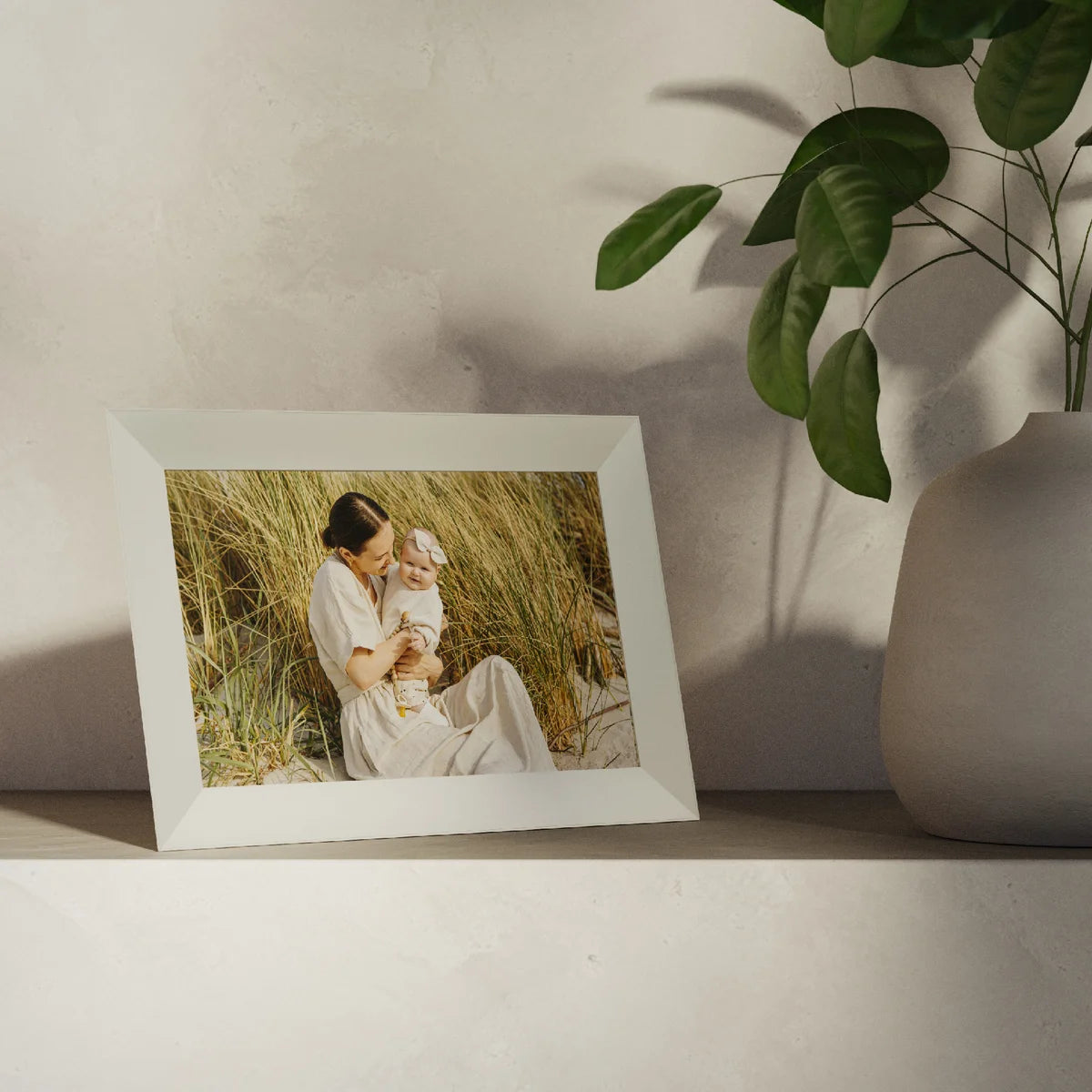 AURA-CADRE-PHOTO-NUMÉRIQUE-COLLECTION-PIERRE-STONE-DIGITAL-FRAME-COSTCO-4464231-white-blanc--boulder-grès