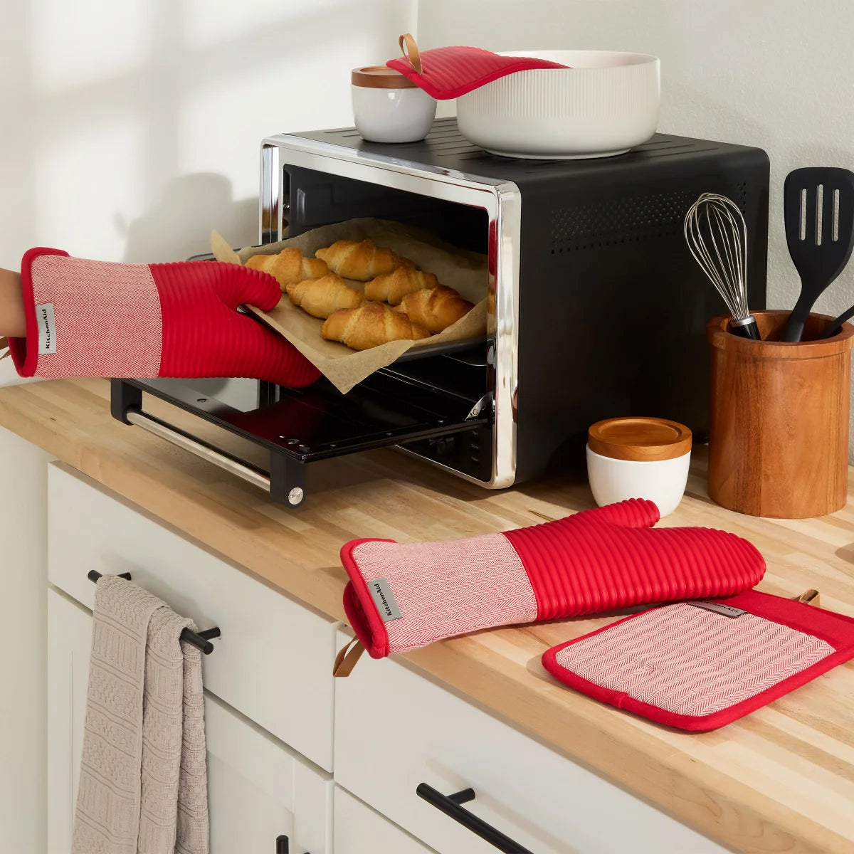 kitchenaid-ensemble-de-suicine-4-pièces-en-silicone-piece-kitchen-set-oven-mitts-pot-holders-mitaines-de-four-poignées-isolantes-costco-2514202-red-rouge-3