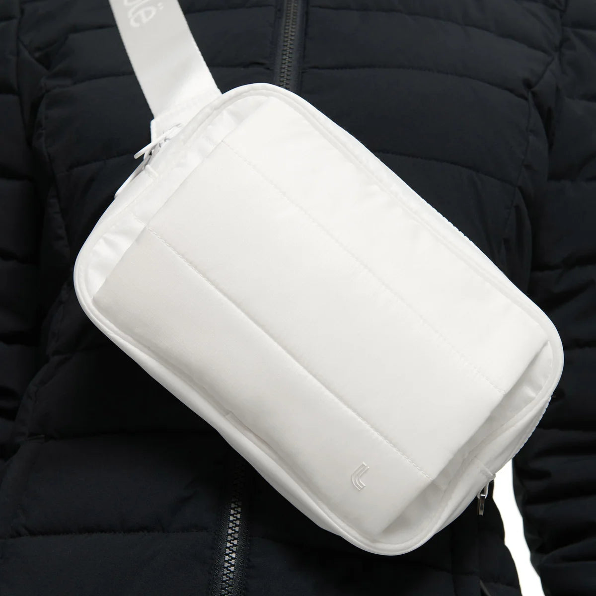 lolë-sac-de-taille-avec-chaufe-main-handwarmer-belt-bag-white-blanc-costco-1811718-6