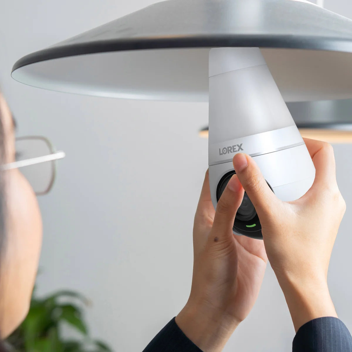 LOREX - Ensemble de 2 Caméras Intelligentes Wi-Fi 2K avec Ampoule DEL-smart-lightbulb-camera-costco-1873088-6